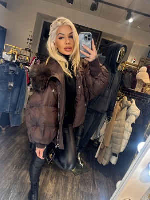 ŠOKOLADINĖ PŪKINĖ STRIUKĖ SU NAT.KAILIU,BEI KAPIŠONU