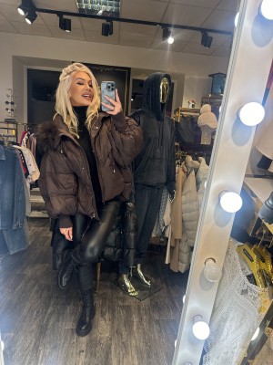 ŠOKOLADINĖ PŪKINĖ STRIUKĖ SU NAT.KAILIU,BEI KAPIŠONU