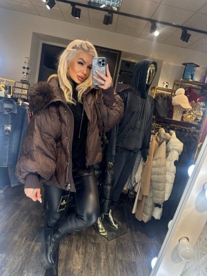 ŠOKOLADINĖ PŪKINĖ STRIUKĖ SU NAT.KAILIU,BEI KAPIŠONU