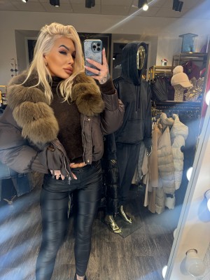 ŠOKOLADINĖ PŪKINĖ STRIUKĖ SU NAT.KAILIU,BEI KAPIŠONU