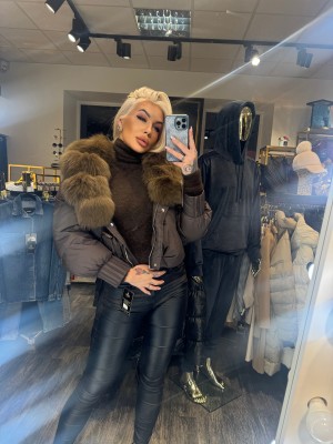 ŠOKOLADINĖ PŪKINĖ STRIUKĖ SU NAT.KAILIU,BEI KAPIŠONU