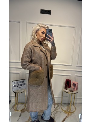 KREMINIS PALTAS SU PŪKUOTUOMIS KIŠENĖMIS