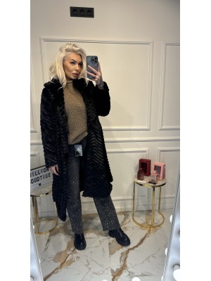 JUODAS PALTAS SU PŪKUOTUOMIS KIŠENĖMIS